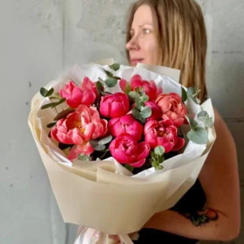 Букет розовых пионов