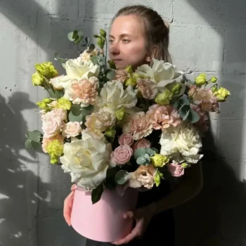 Авторский букет с Французскими розами в шляпной коробке, размер XL