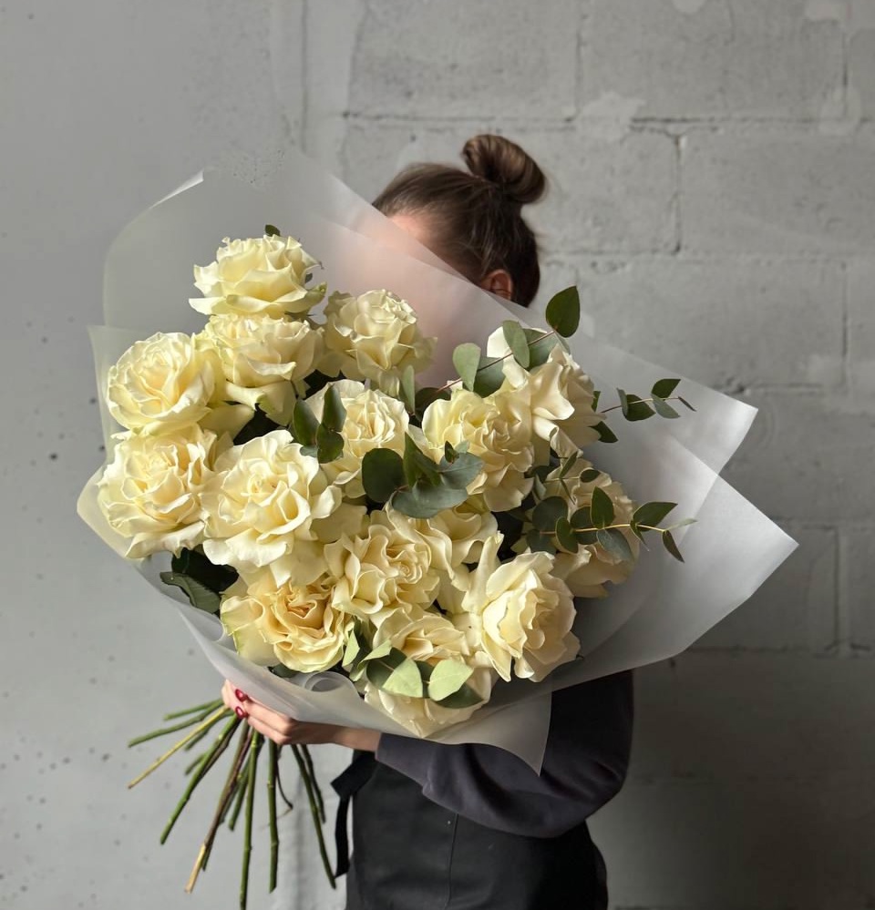 Букет из 15 французских роз с эвкалиптом (white)