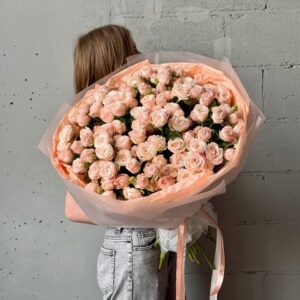 Воздушный букет из 25 кустовых пионовидных роз