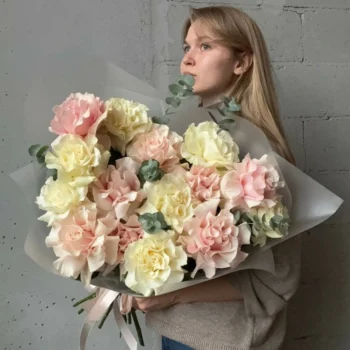 Букет из 15 французских роз с эвкалиптом (mix)