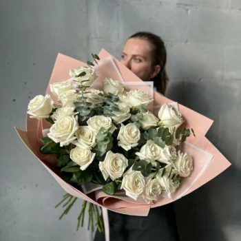 Букет "Пастель" из пионовидных белых роз с эвкалиптом