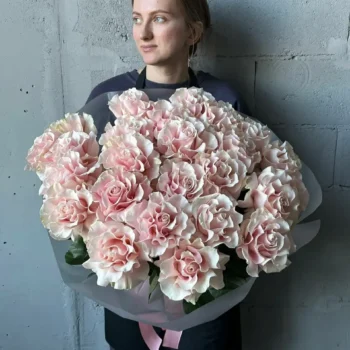 Шикарный букет из 25 розовых французских роз