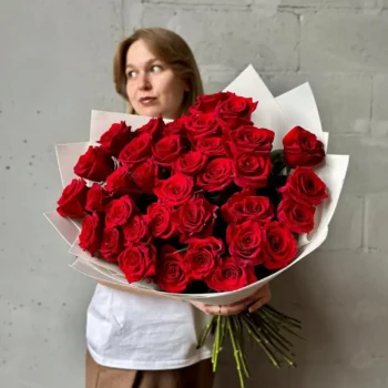 Эффектный букет из 35 алых роз